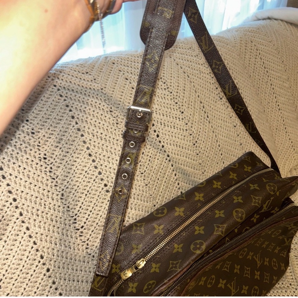 Authentic Louis Vuitton Monogram Double Zip Crossbody in Brown and Gold - Picture 2 of 13